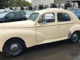 une voiture garée sur un parking avec d'autres voitures