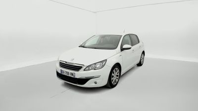 Une voiture blanche est garée dans une pièce blanche au sol blanc.