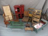 beaucoup de chaises en bois et une table avec un bébé dans un berceau