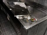 un évier au milieu d'une cuisine, équipé d'un robinet