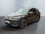 un SUV Volkswagen noir garé dans une pièce au sol noir