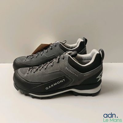 gros plan d'une paire de chaussures sur une surface blanche