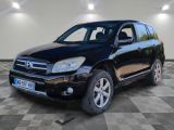 une photo d'une Toyota RAV noire garée dans un garage