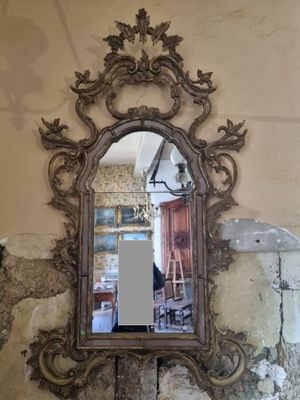 un miroir accroché au mur d'une pièce