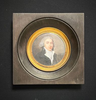 tableau représentant un homme en manteau noir, dans un cadre doré, sur fond noir