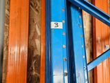 un gros plan sur une étagère métallique portant un numéro