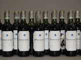 six bouteilles de vin sont alignées sur une table