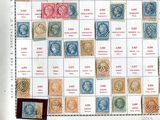 une photo montrant une grande feuille de timbres posée sur une table