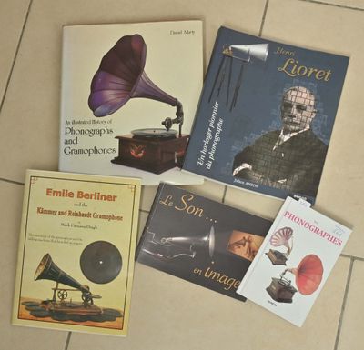 de nombreux livres empilés par terre