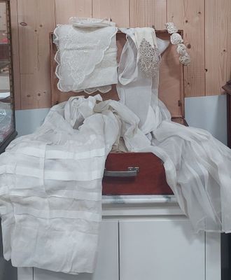 une valise posée sur une commode
