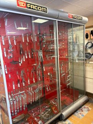de nombreux outils exposés dans la vitrine du magasin