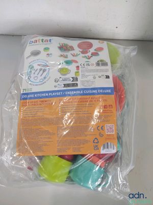 un sac en plastique contenant des beignets multicolores posé sur un comptoir