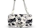 Le sac à main à motifs floraux noir et blanc est suspendu à une chaîne