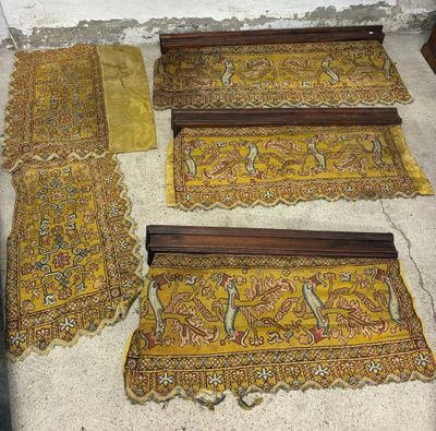 Plusieurs morceaux de tapis jaunes sont étalés sur le sol