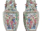 paire de grands vases chinois ornés de figures sur fond blanc