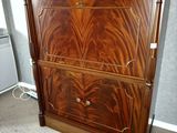 une commode en bois avec des tiroirs, placée dans un coin de la pièce