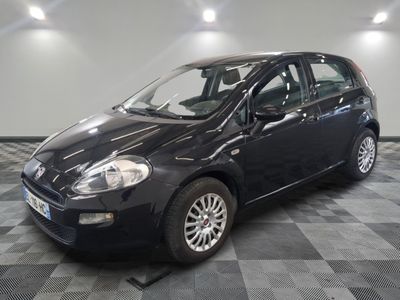la petite voiture noire est garée sur un carrelage à carreaux