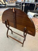 Table basse pliante, bois mouluré et lien cuir, travail prob… (photo 2)