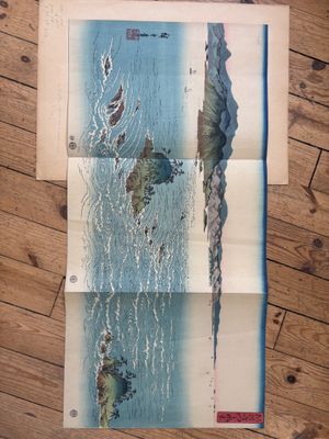 une image représentant un livre sur lequel figure l'illustration d'un bateau sur l'eau