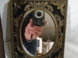 une personne se prenant en photo dans un miroir