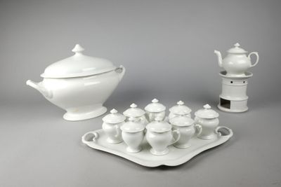 un plateau avec un plateau de tasses à thé et un plateau de théières