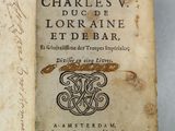 un vieux livre écrit posé sur une table
