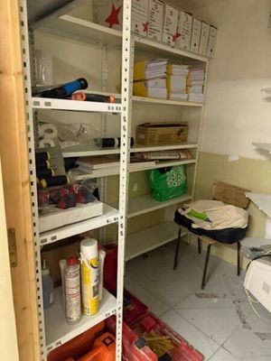 une pièce comportant de nombreuses étagères
