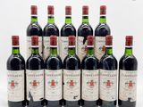 six bouteilles de vin rouge sont alignées
