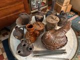 plusieurs types de poteries différentes sur une table