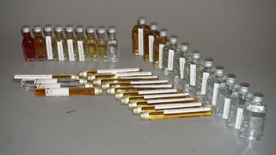 Plusieurs flacons de médicaments sont alignés sur une table