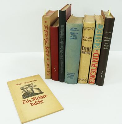plusieurs livres sont alignés sur une surface blanche