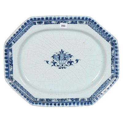 une assiette bleue et blanche ornée d'un motif floral