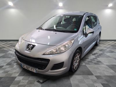 la photo d'une voiture argentée garée dans un garage