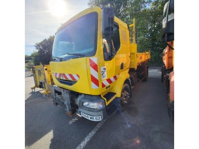 un camion jaune garé sur le parking