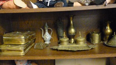 une étagère sur laquelle sont disposés de nombreux objets anciens