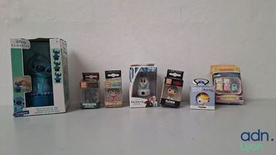 de nombreux types de figurines sur la table