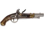 un vieux fusil avec une poignée en bois sur fond blanc