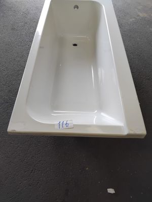 une baignoire blanche posée à même le sol dans une pièce