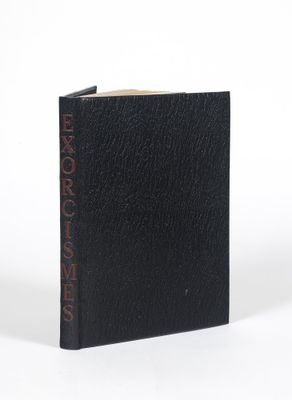 un livre noir sur lequel figure une inscription rouge