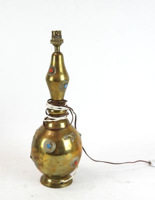 une image représentant une lampe dorée sur fond blanc, avec un cordon