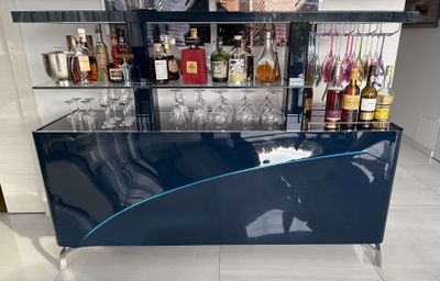 une photo d'un bar sur lequel sont posées de nombreuses bouteilles