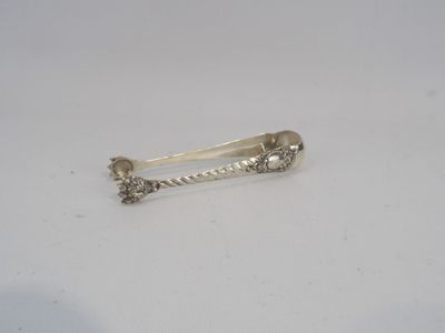 cuillère plaquée argent ornée d'une fleur sur un fond blanc