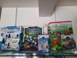 il y a beaucoup de jeux sur les rayons du magasin