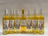 six bouteilles de vin blanc sont alignées
