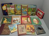 de nombreux livres pour enfants posés sur une table blanche
