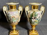 paire de vases anciens en porcelaine française avec des anses dorées