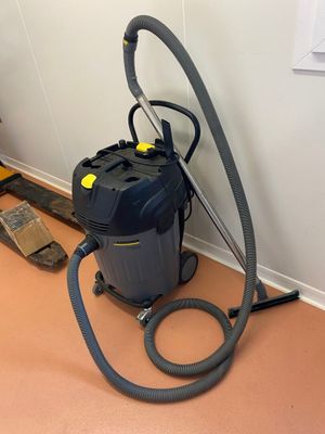 un aspirateur posé sur le sol de la pièce