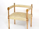 une chaise rembourrée beige avec des pieds en bois et une chaise rembourrée beige avec des pieds en bois
