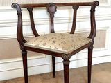 une chaise qui se trouve dans le coin d'une pièce