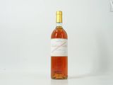 une bouteille de vin posée sur une table